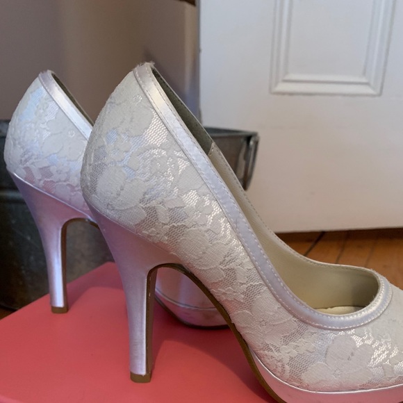 White lace shoes - Picture 1 of 5